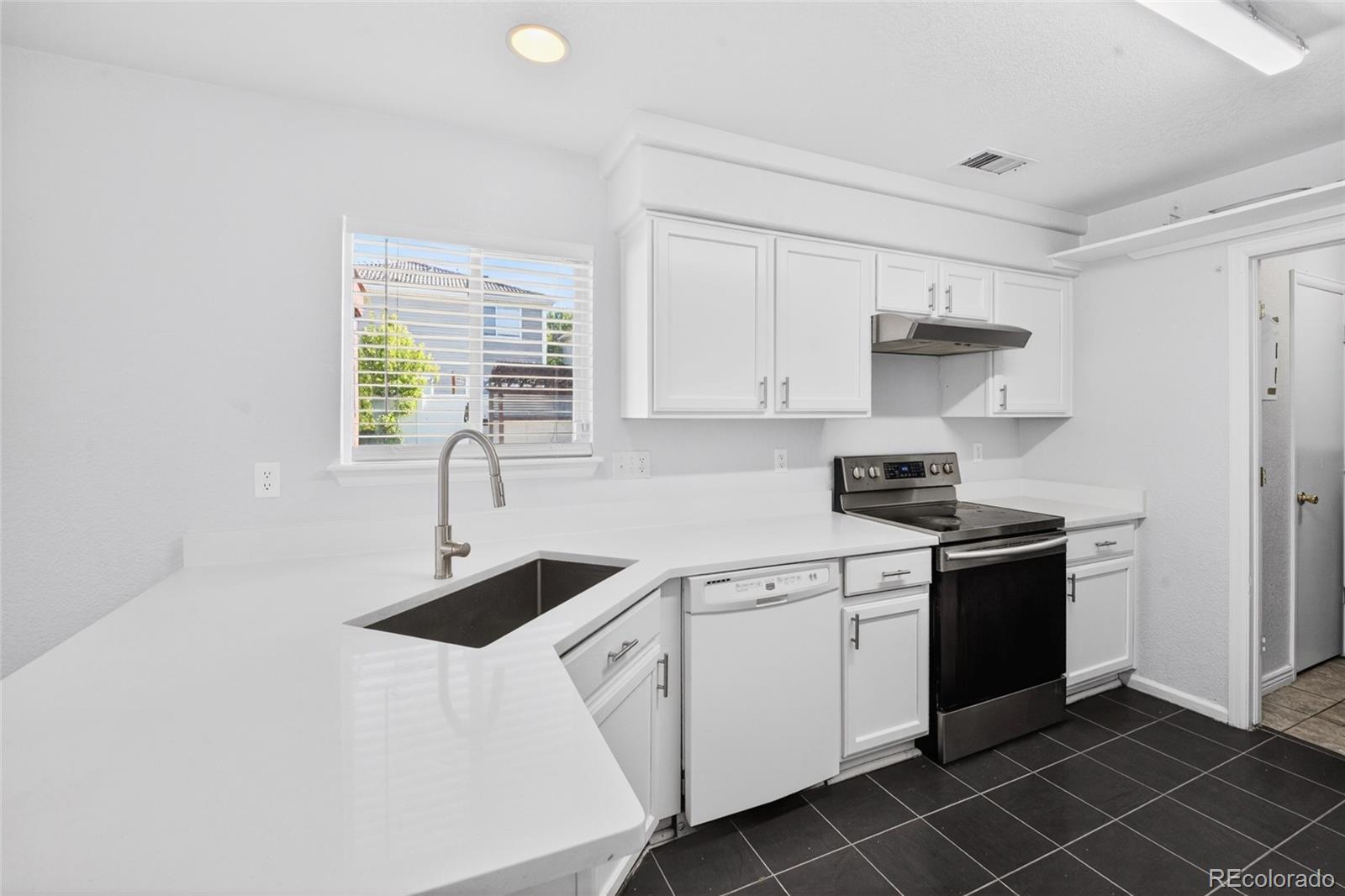 MLS Image #15 for 19762 e 49th avenue,denver, Colorado