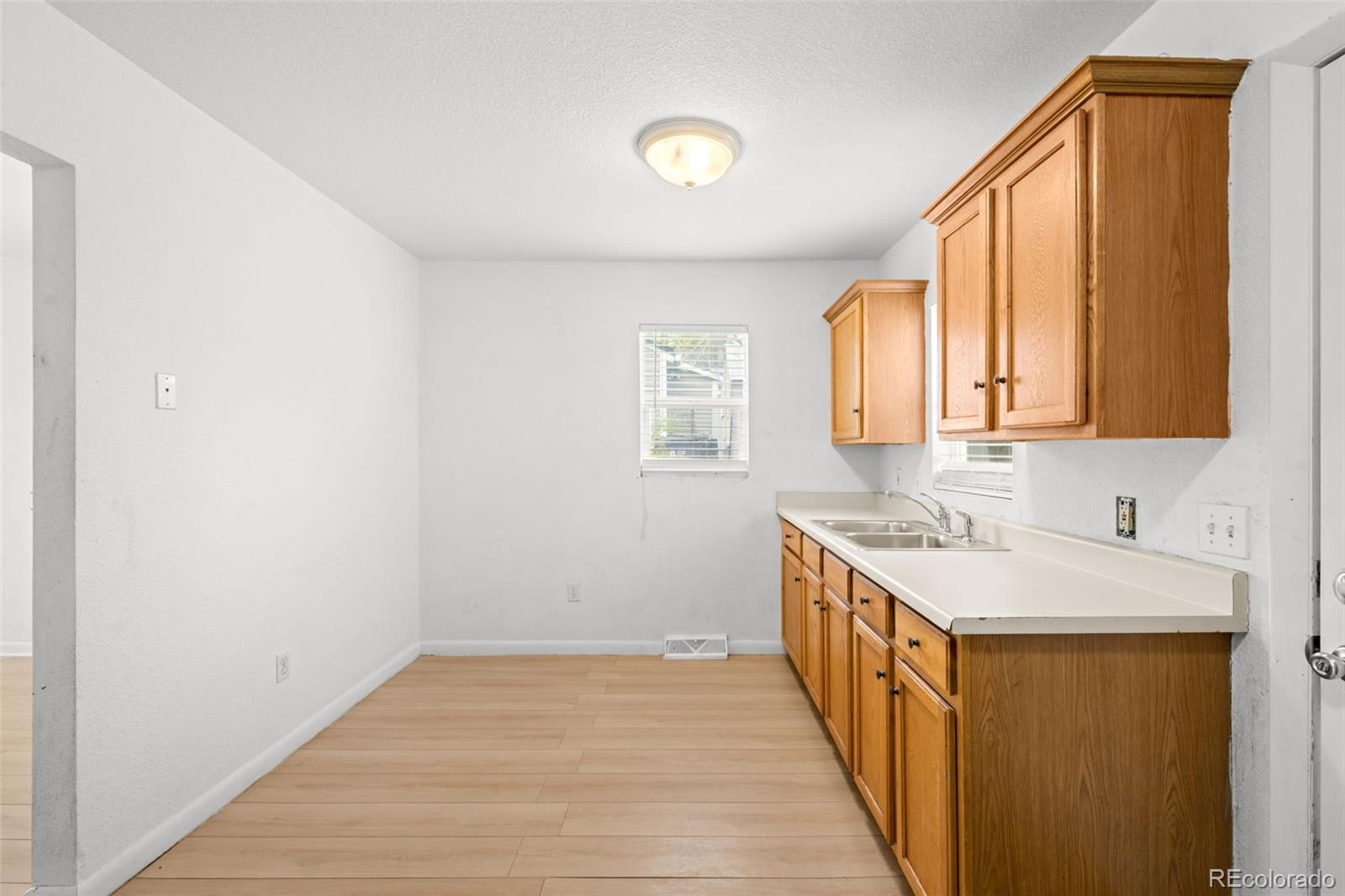 MLS Image #10 for 949 s perry street,denver, Colorado