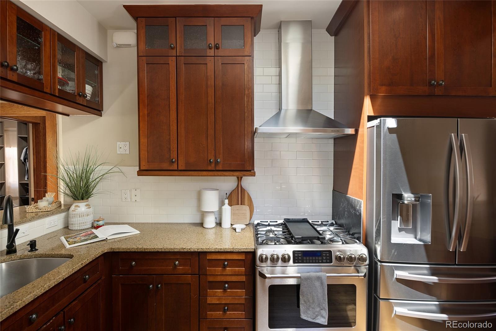 MLS Image #15 for 714 s high street,denver, Colorado
