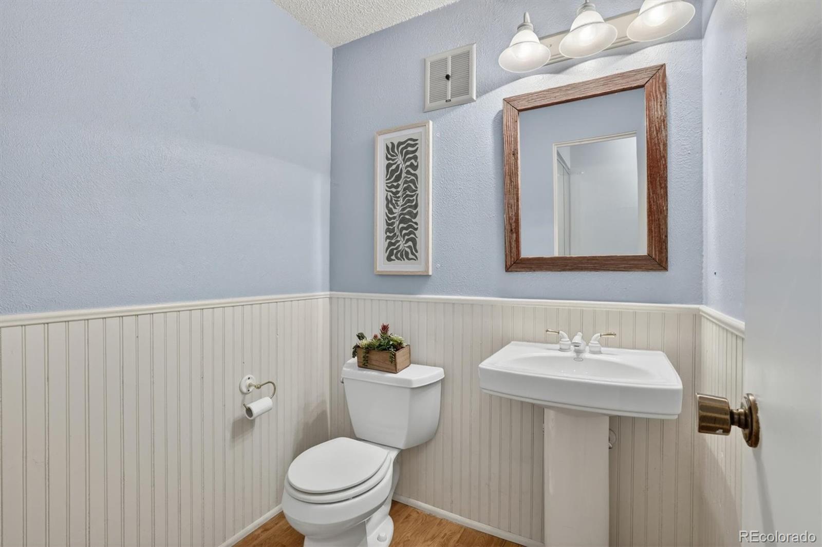 MLS Image #15 for 2883 s locust street,denver, Colorado