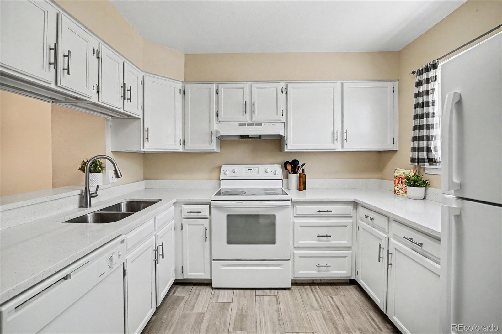 MLS Image #4 for 1811 s quebec way,denver, Colorado