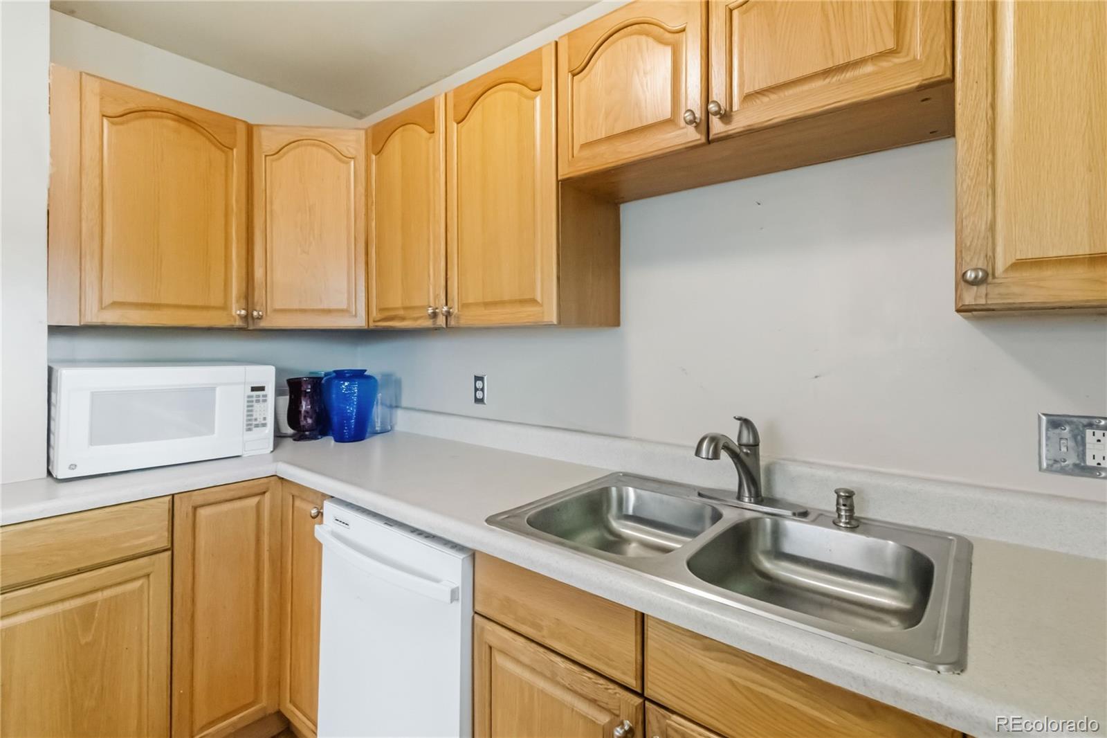 MLS Image #7 for 2380  poplar street,denver, Colorado