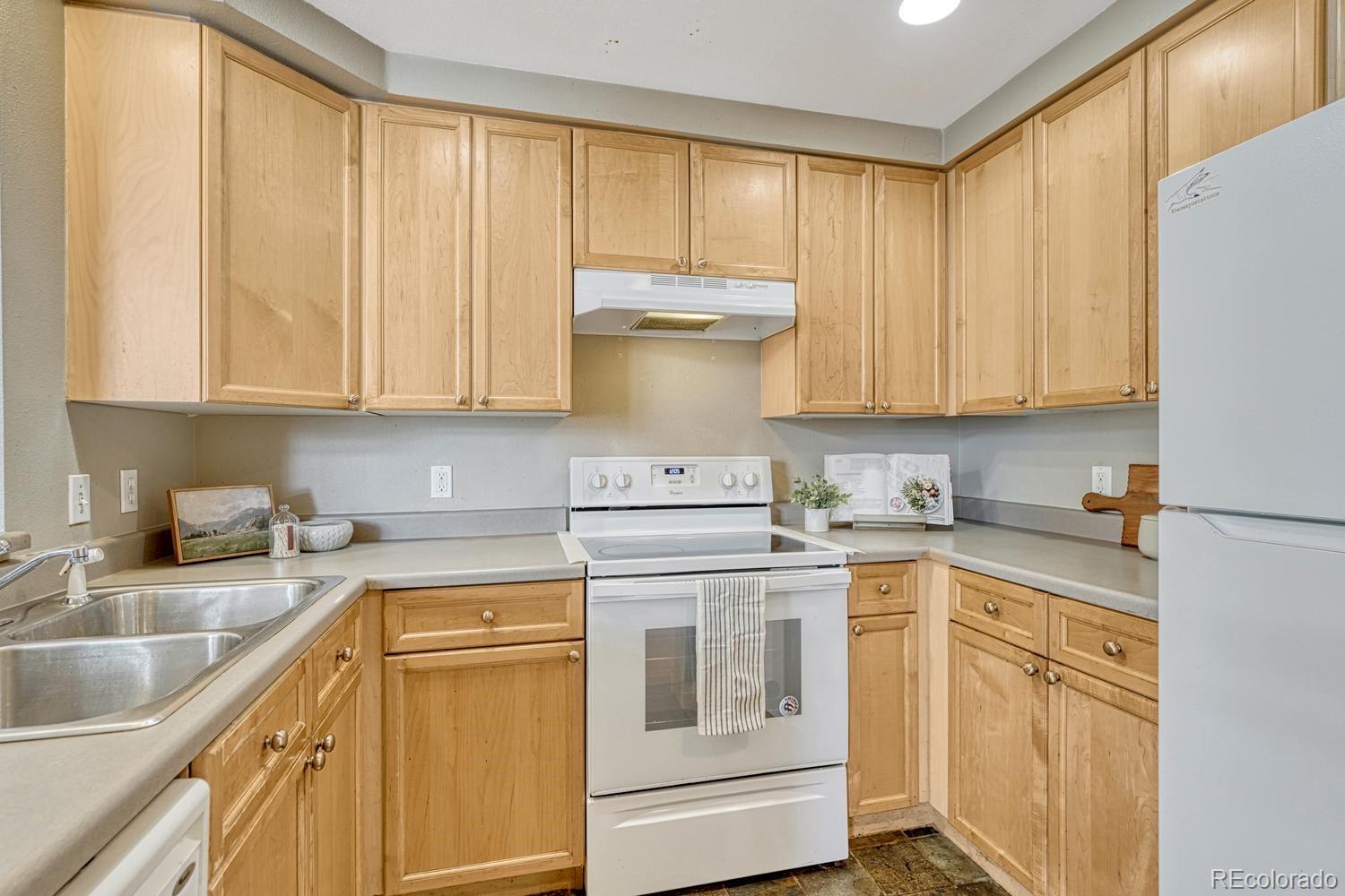 MLS Image #5 for 2818  syracuse street 218,denver, Colorado
