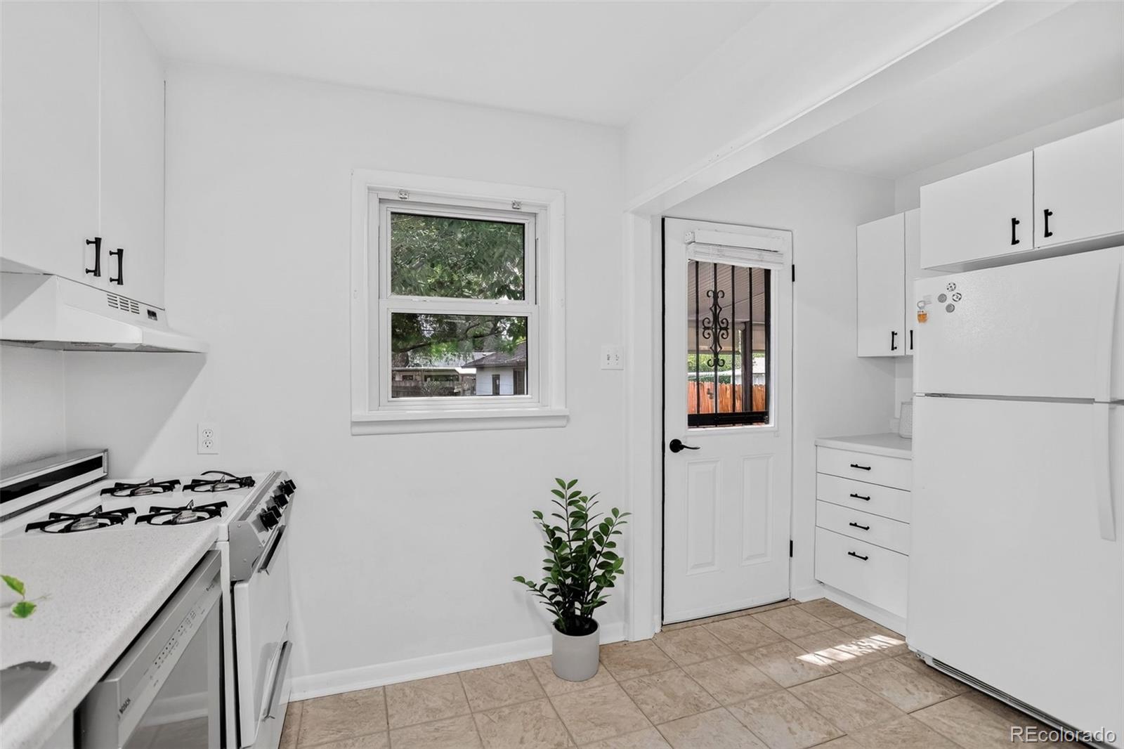 MLS Image #10 for 1961 s marion street,denver, Colorado