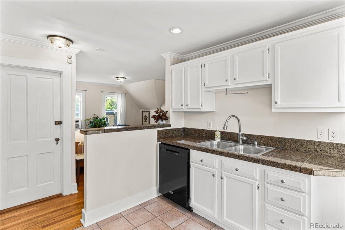 MLS Image #14 for 841 n emerson street 3,denver, Colorado
