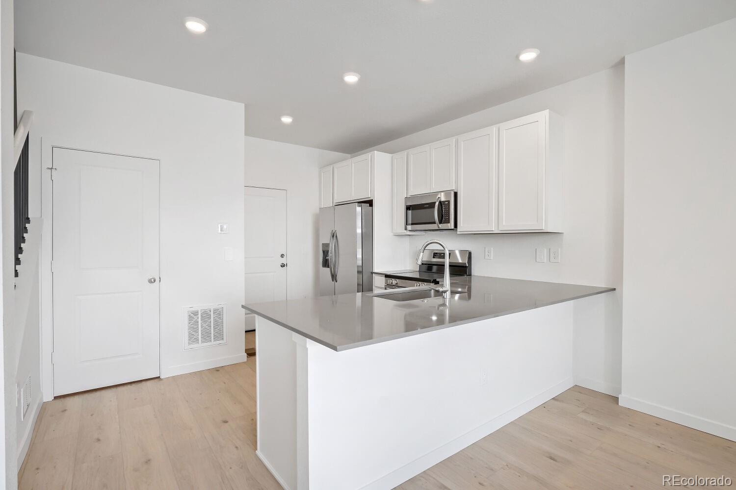 MLS Image #5 for 402 n bersshine court,watkins, Colorado