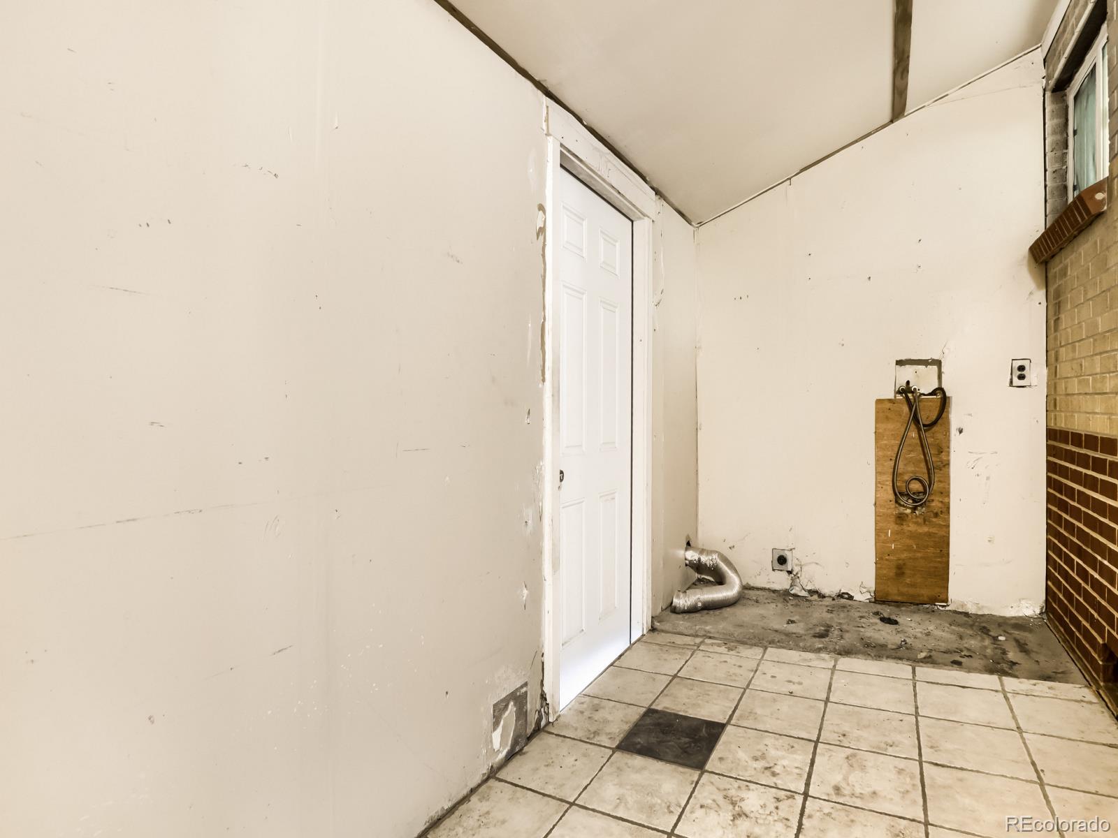 MLS Image #14 for 9629 e 19th avenue,aurora, Colorado