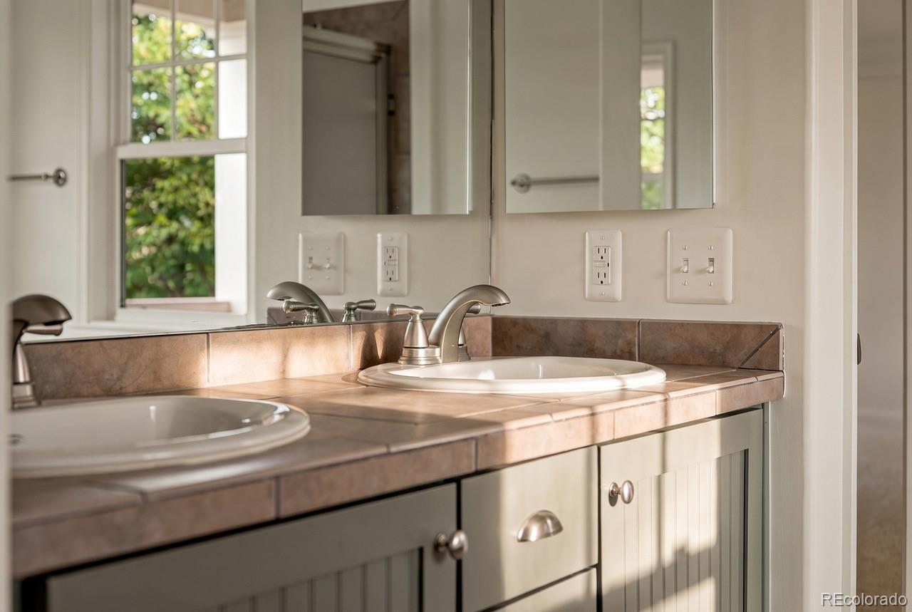 MLS Image #10 for 8968 e 25th drive,denver, Colorado