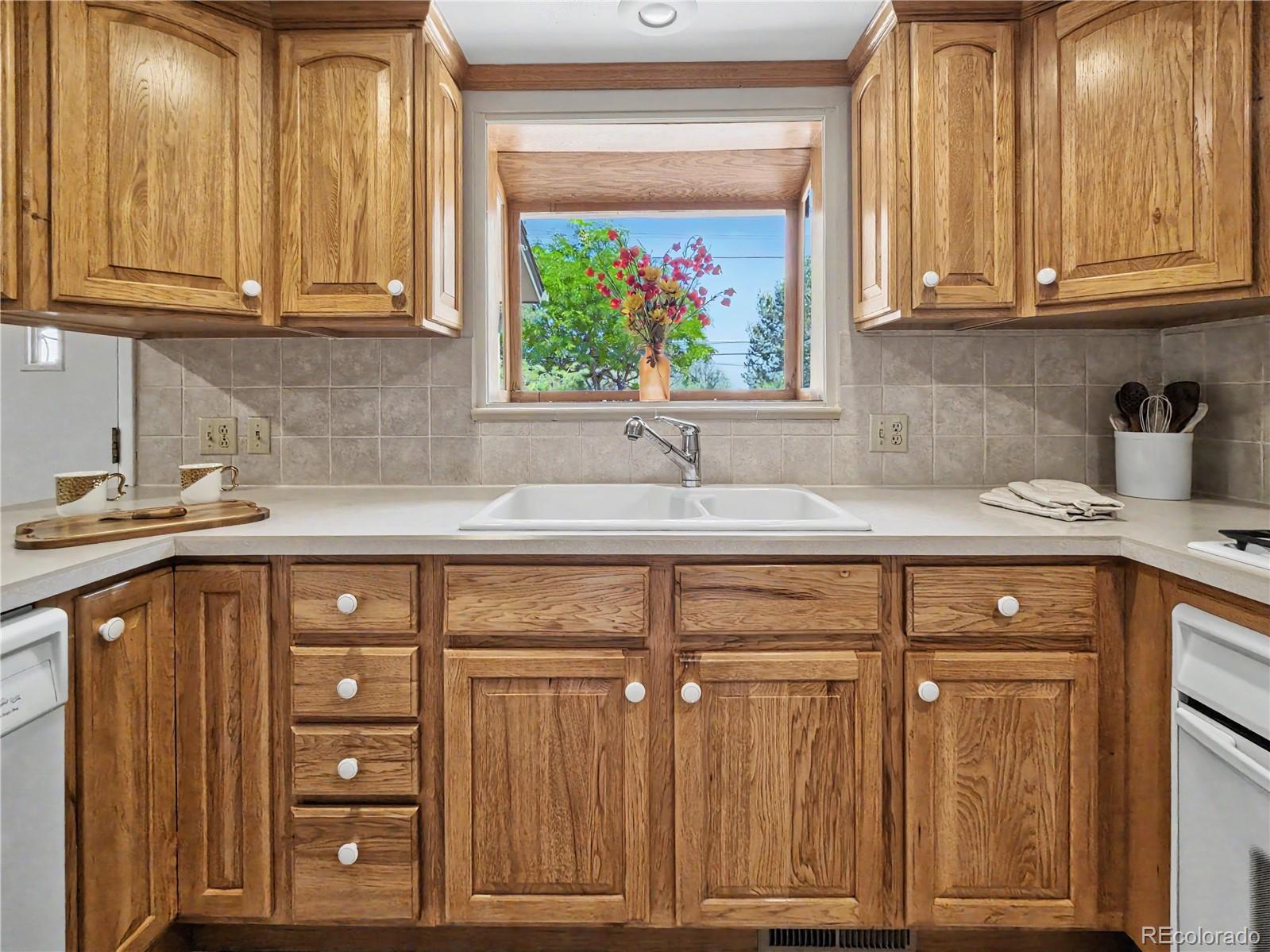 MLS Image #18 for 4132 s vrain street,denver, Colorado